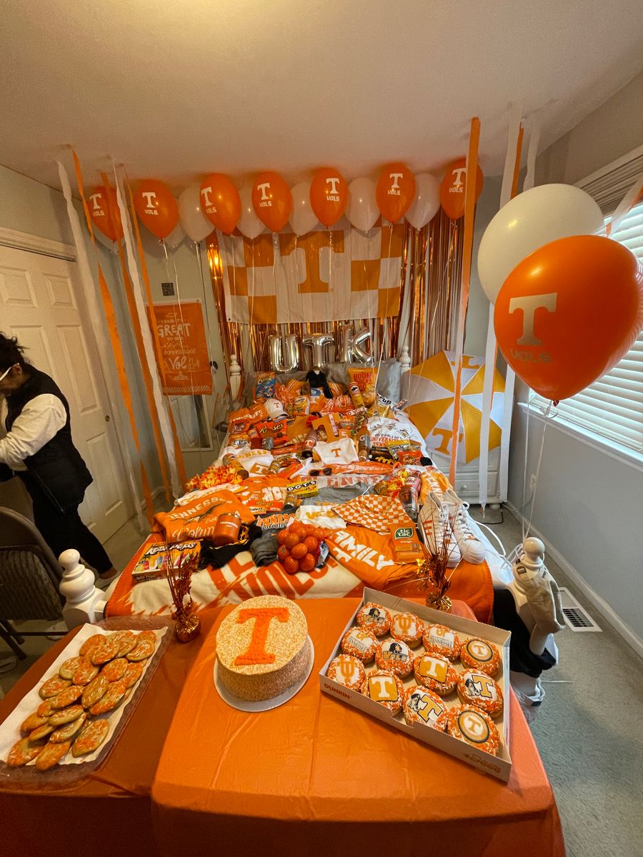 UT Vols bed party with orange balloons and streamers