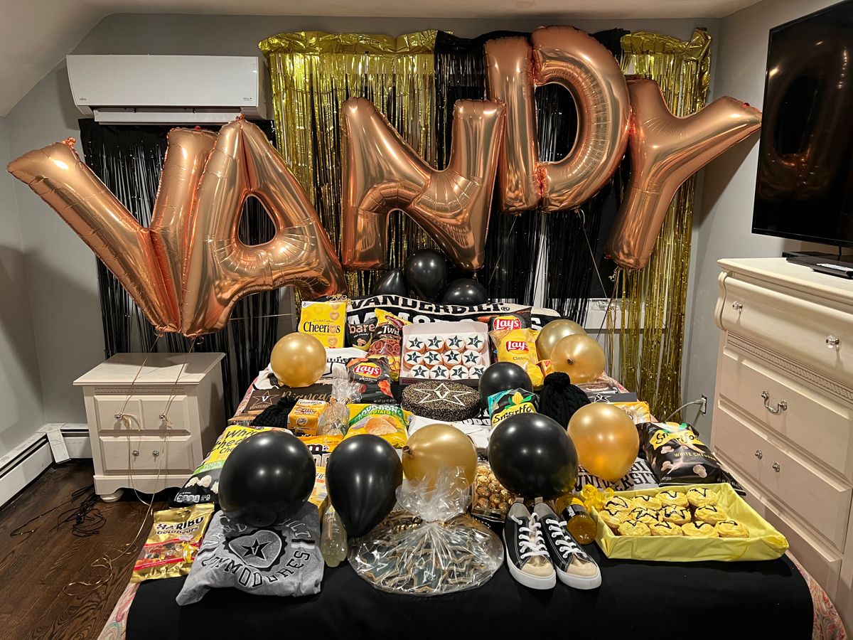 Vanderbilt bed party with black and gold theme